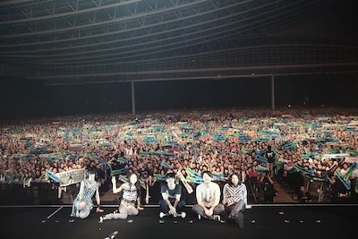 ライブ終了後、2万人の観客とともに記念撮影も実施。（撮影：石阪大輔＜Hatos＞）