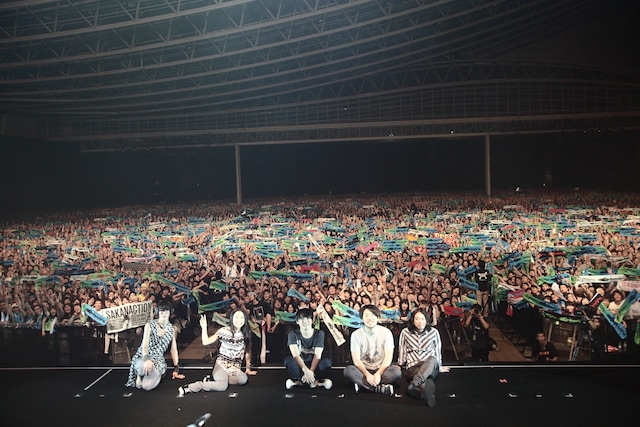 ライブ終了後、2万人の観客とともに記念撮影も実施。（撮影：石阪大輔＜Hatos＞）