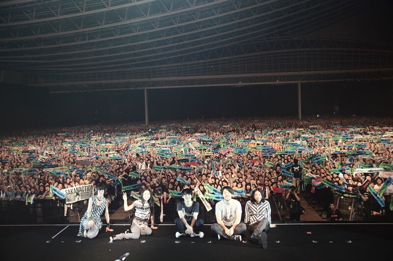 ライブ終了後、2万人の観客とともに記念撮影も実施。（撮影：石阪大輔＜Hatos＞）