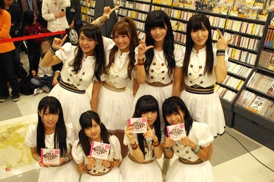 写真は11月9日にタワーレコード秋葉原店で行われたインストアライブの様子。