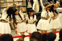 写真は11月9日にタワーレコード秋葉原店で行われたインストアライブの様子。