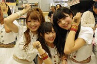 写真は11月9日にタワーレコード秋葉原店で行われたインストアライブの様子。