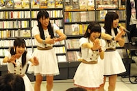 写真は11月9日にタワーレコード秋葉原店で行われたインストアライブの様子。