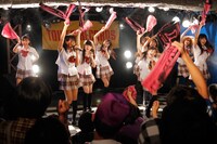 アンコールではメンバーもファンもタオルを振り回して大盛り上がり。