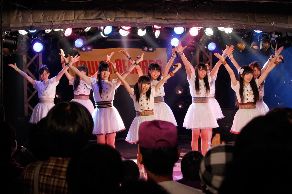じっと10人のパフォーマンスを見守る前方ファンたち。フロア後方では10数人のファンによる激しいヲタ芸が繰り広げられていた。