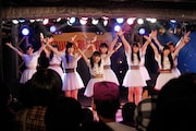 じっと10人のパフォーマンスを見守る前方ファンたち。フロア後方では10数人のファンによる激しいヲタ芸が繰り広げられていた。