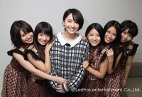 事務所の先輩・新垣結衣（写真中央）とのフォトセッションに笑顔で臨む9nineのメンバー。 (C)LesPros entertainment.Co.,Ltd.