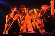 「†ザ・V系っぽい曲†」でステージ中央に集まったゴールデンボンバーの4人。（撮影：小川舞）