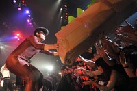 「恋人」の演奏中に“人間ドッグ”に扮した早乙女光。（撮影：小川舞）