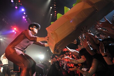 「恋人」の演奏中に“人間ドッグ”に扮した早乙女光。（撮影：小川舞）