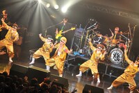 金色の特攻服で「俺達には土曜日しかない」をパフォーマンスする綾小路翔、早乙女光、微熱DANJI。（撮影：小川舞）