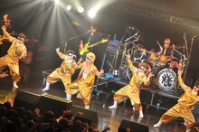 金色の特攻服で「俺達には土曜日しかない」をパフォーマンスする綾小路翔、早乙女光、微熱DANJI。（撮影：小川舞）