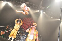 本編のクライマックスで綾小路翔が「キンバク好きかー？ いでよキンバクの嫁！」と叫ぶと、緊縛状態の女性人形が天井から登場。（撮影：小川舞）