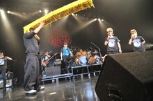 アンコールで再登場した喜矢武豊のダンボール製リーゼント。その長さに綾小路翔もびっくり。（撮影：小川舞）