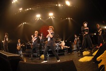 「女々しくて」を振り付きで熱唱するゴールデンボンバーと氣志團。（撮影：小川舞）