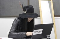 ミヤの対談中は、別室でニコ生の画面を観ながらコメントを投下していた逹瑯。