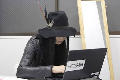 ミヤの対談中は、別室でニコ生の画面を観ながらコメントを投下していた逹瑯。