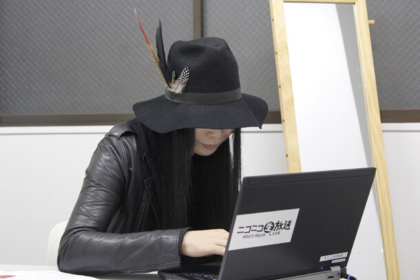 ミヤの対談中は、別室でニコ生の画面を観ながらコメントを投下していた逹瑯。