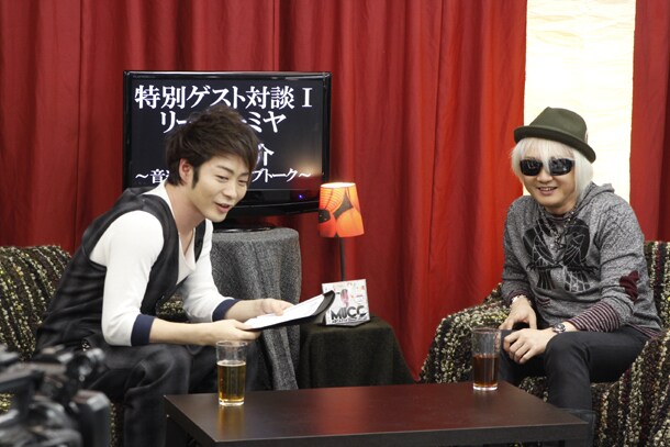 ミヤ（写真左）はビールを飲みながら浅倉大介（写真右）とトーク。