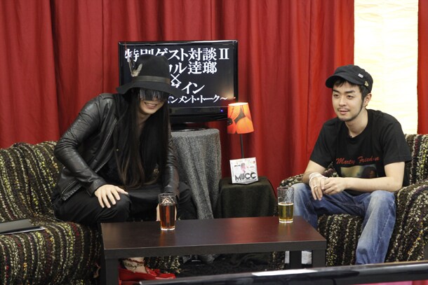 ヒャダイン（写真右）が年下であることが判明すると、逹瑯（写真左）は「ドコ中よ？」と先輩風を吹かせる一幕も。