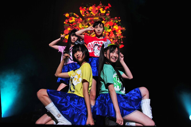 写真は横浜BLITZ公演第1部の様子。