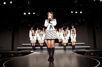 ステージ前方に延びた花道ステージで自己アピールをする松岡菜摘。