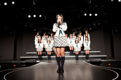 ステージ前方に延びた花道ステージで自己アピールをする松岡菜摘。