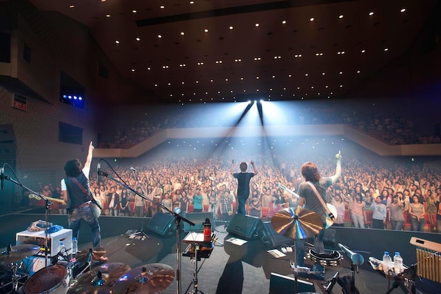 写真は7月10日に渋谷C.C.Lemonホールで行われたdoaのライブの模様。