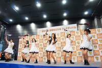 新曲「Happyend」でタオルを回すひめキュンフルーツ缶。