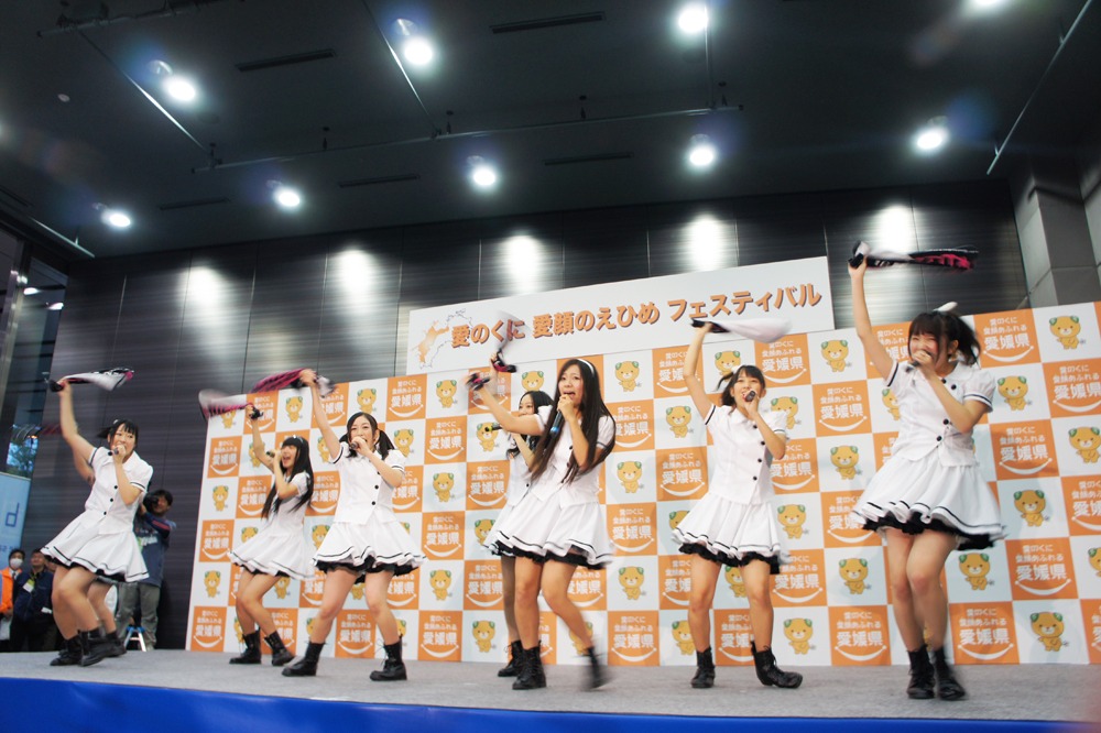 新曲「Happyend」でタオルを回すひめキュンフルーツ缶。