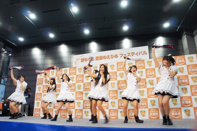 新曲「Happyend」でタオルを回すひめキュンフルーツ缶。