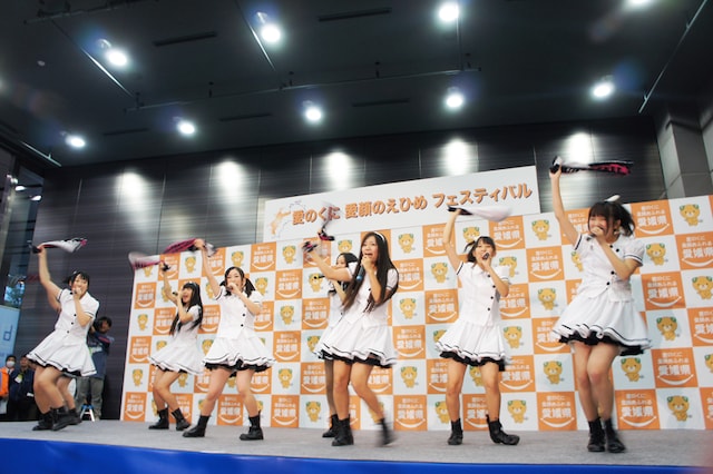 新曲「Happyend」でタオルを回すひめキュンフルーツ缶。