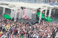 写真は昨日11月13日にラゾーナ川崎で行われたフリーライブの様子。