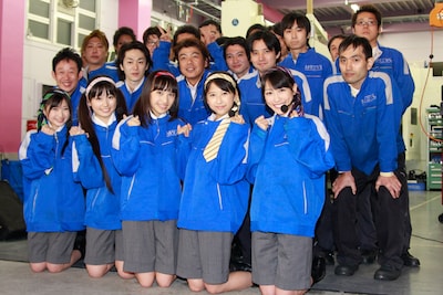 写真は本日開催された発売記念キャンペーンの様子。マテリアル社員と一緒に記念撮影。