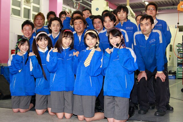 写真は本日開催された発売記念キャンペーンの様子。マテリアル社員と一緒に記念撮影。