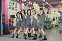工場内でポーズを決めるももいろクローバーZ。