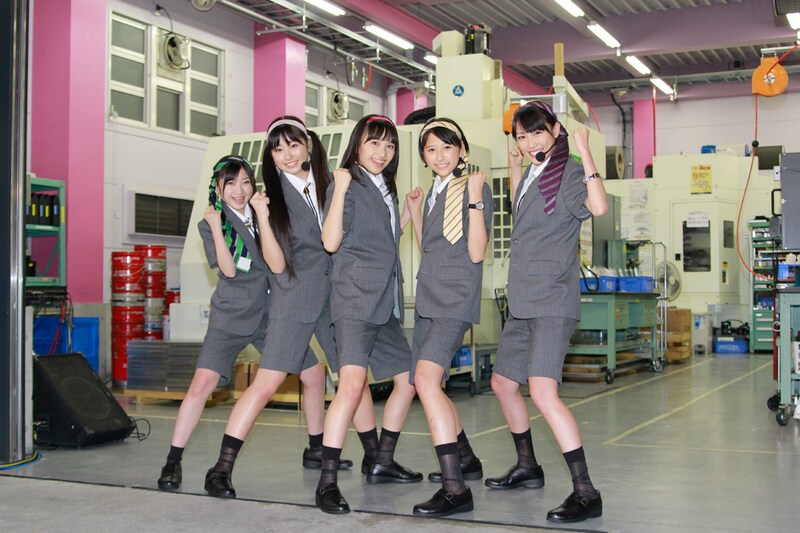 工場内でポーズを決めるももいろクローバーZ。