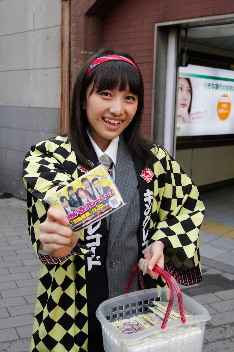 新橋でティッシュ配りを行った百田夏菜子。