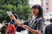 朝のティッシュ配りでは百田夏菜子（写真）が東京、佐々木彩夏が大阪、玉井詩織が札幌、有安杏果が福岡、高城れにが名古屋を担当した。