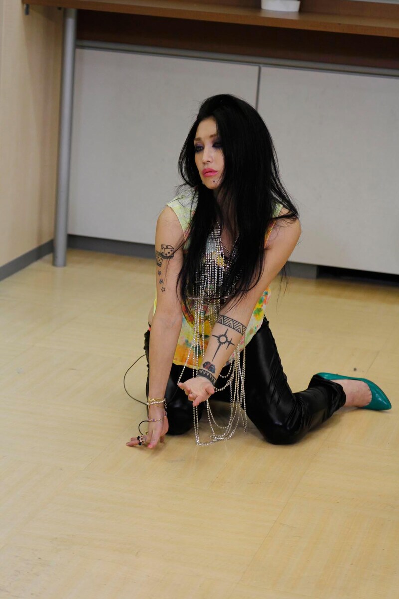 「一般的にエロいと言われるのはこういうの」と実践する鬼束。