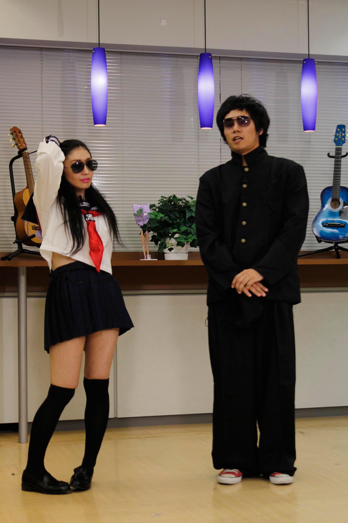 今週の人気の画像2位は「ミニスカセーラー服！鬼束ちひろニコ生で視聴者悩殺」より、鬼束ちひろと劔樹人。