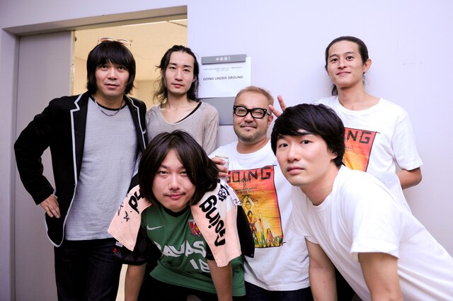 ライブ終演後、楽屋にて記念撮影。