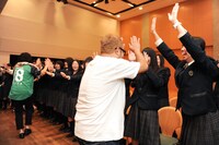 桶川高等学校の生徒からハイタッチで歓迎を受けるGOING UNDER GROUNDのメンバー。