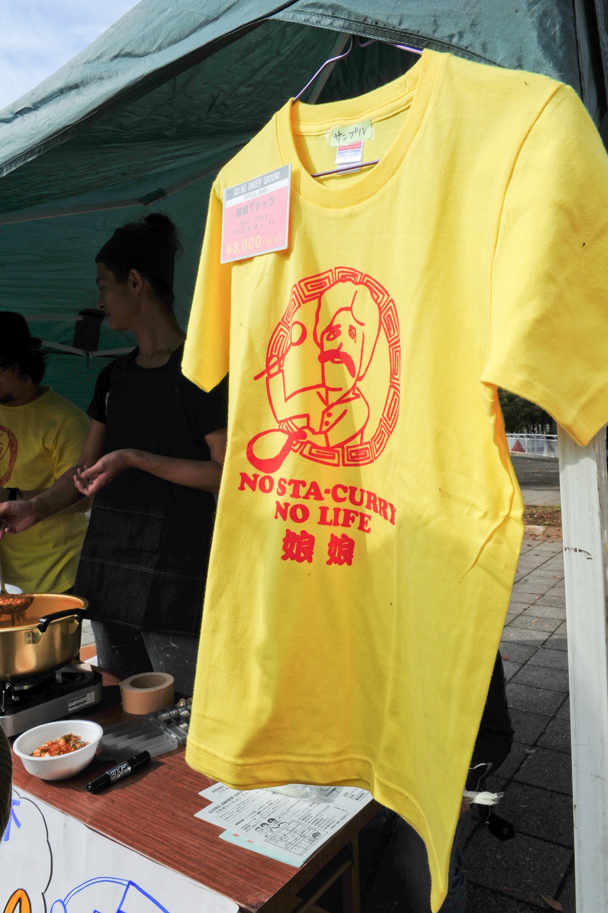屋台店頭では、メンバーのプロデュースによるオリジナル「娘娘」Tシャツ（写真）を限定販売。