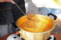 メンバーが学生時代に好んで食べたスタカレー。カレーの名に反して、カレー粉は一切使われていない。