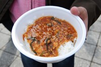 スタカレーは一杯300円。販売開始から1時間半近くで完売した。