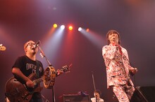 松本素生（写真左）と、熊谷出身の加藤ひさし（右）。