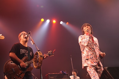 松本素生（写真左）と、熊谷出身の加藤ひさし（右）。