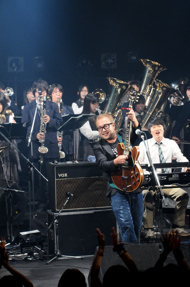 松本素生（写真中央）