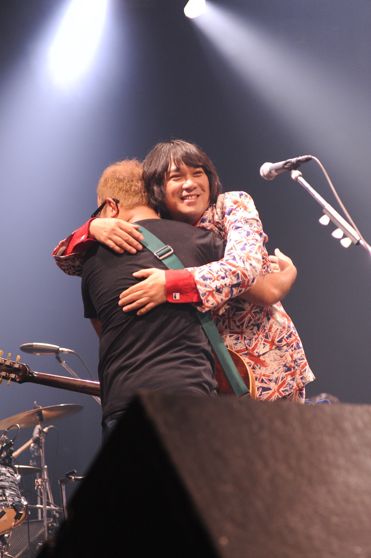 加藤ひさしと抱き合う松本素生。